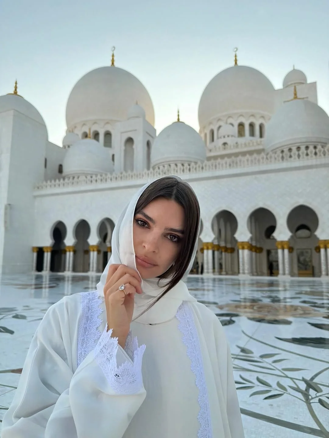 “Primeira vez em Abu Dhabi!Obrigada @visitabudhabi” — Emily Ratajkowski via **********.webp