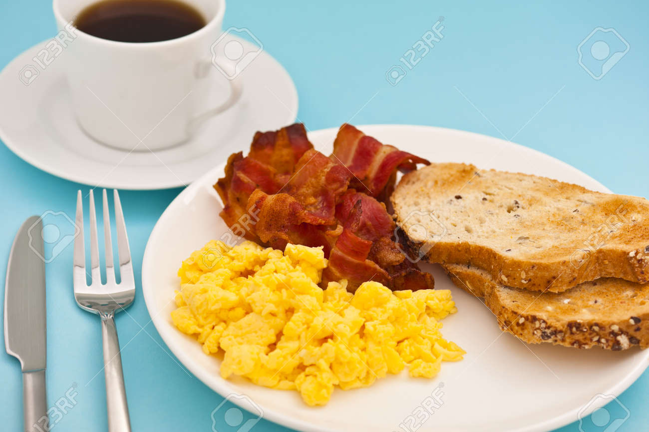 11154806-desayuno-americano-bacon-y-huevos-revueltos-con-una-taza-de-café.jpg