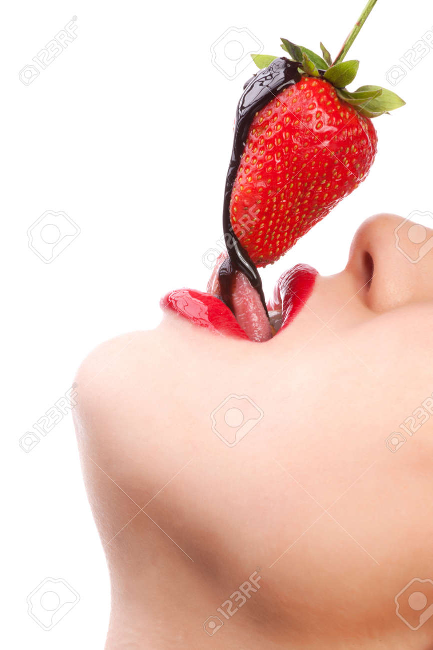 11419925-niña-comiendo-fresas-con-chocolate-sauc.jpg