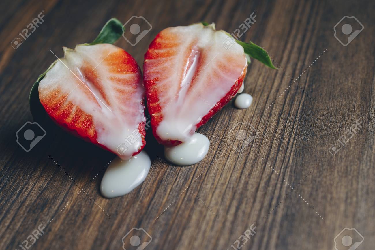 125236754-metáfora-de-con-fresas-y-leche-sobre-un-fondo-de-madera-de-color-púrpura-vista-super...jpg