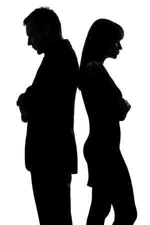 14683126-una-pareja-caucásica-de-pie-espalda-con-espalda-el-hombre-y-la-mujer-triste-en-el-est...jpg