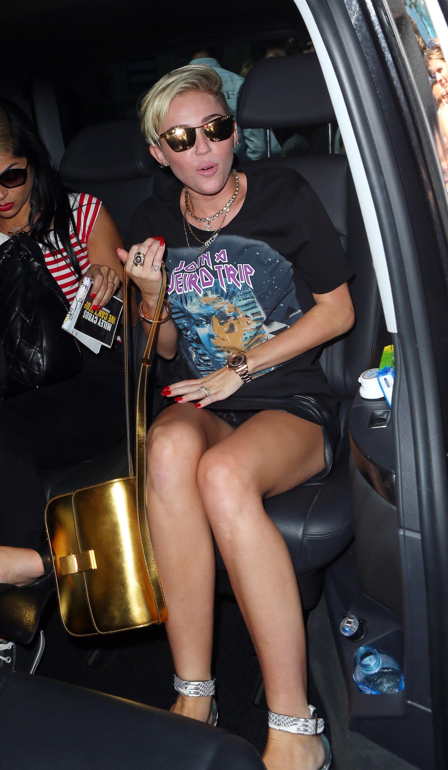 16321_Miley_Cyrus_at_BBC_Radio_10_123_396lo.jpg