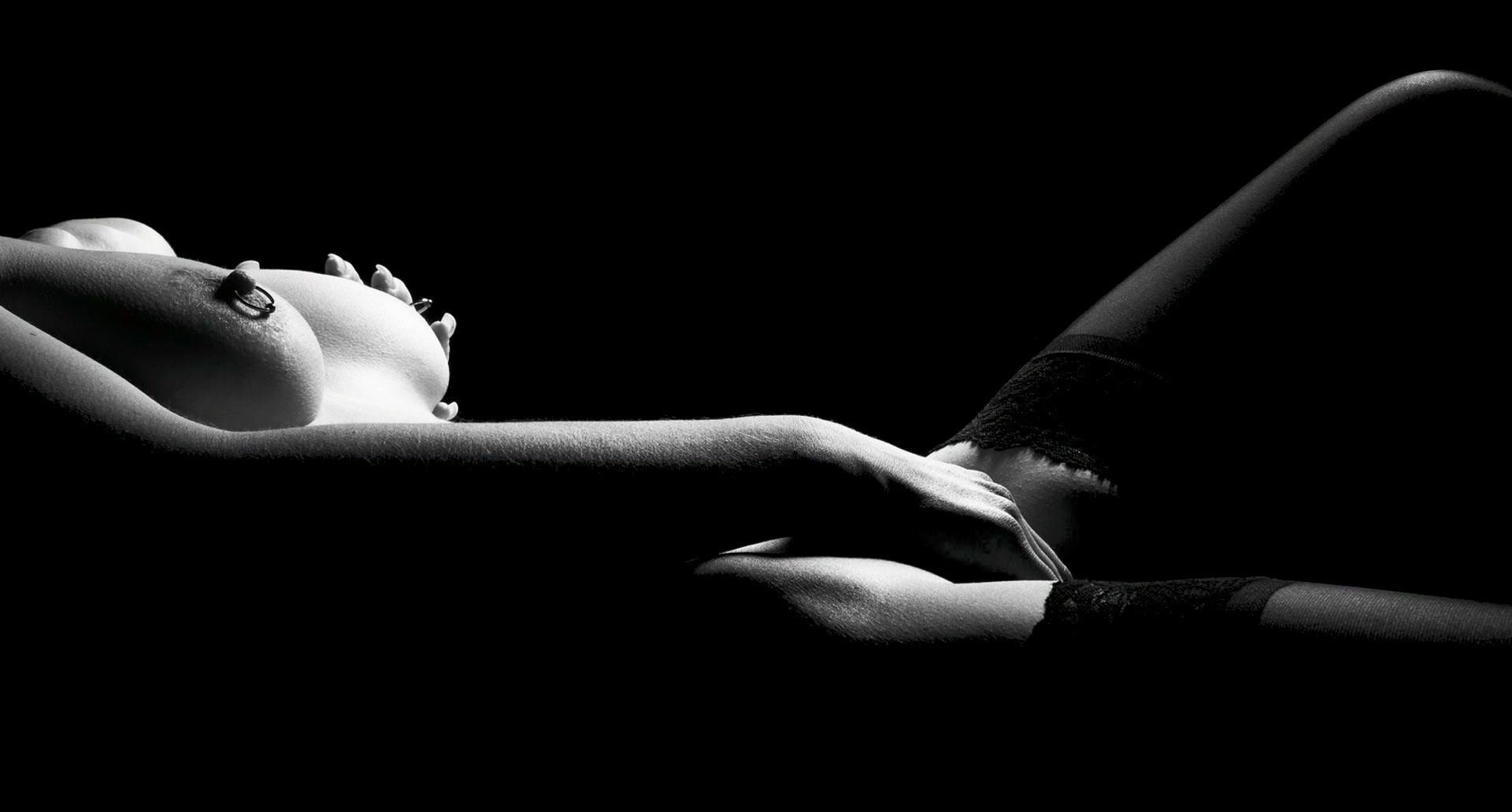 1666856156_33-boomba-club-p-erotic-girl-black-and-white-erotika-pinter-34.jpg