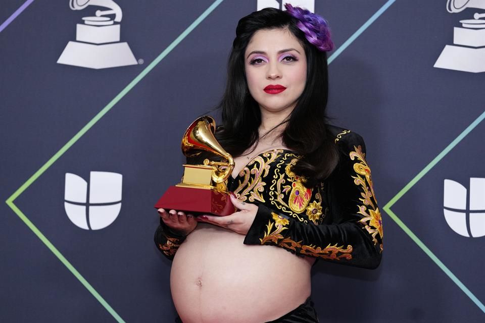 2 Mon Laferte.jpg