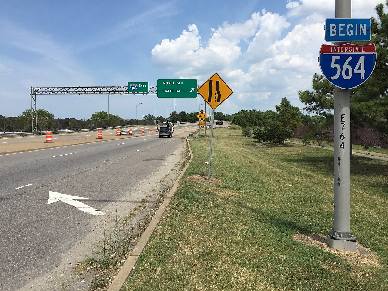 2017-07-12_14_24_19_View_east_at_the_west_end_of_Interstate_564_(Admiral_Taussig_Boulevard)_in...jpg