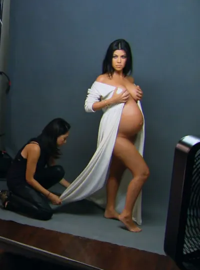 23 Kourtney Kardashian.png