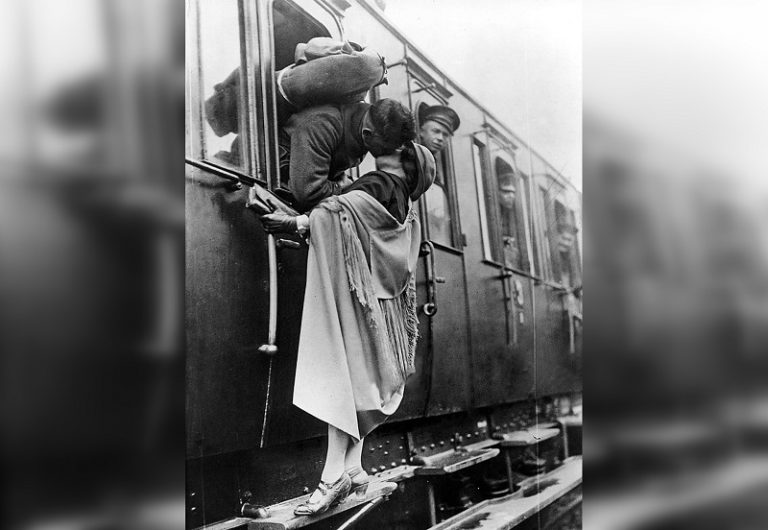 23Amerikanskiy-soldat-tseluet-svoyu-nevestu-pered-otezdom-768x530.jpg 23Amerikanskiy-soldat-tseluet-svoyu-nevestu-pered-otezdom-768x530.jpg