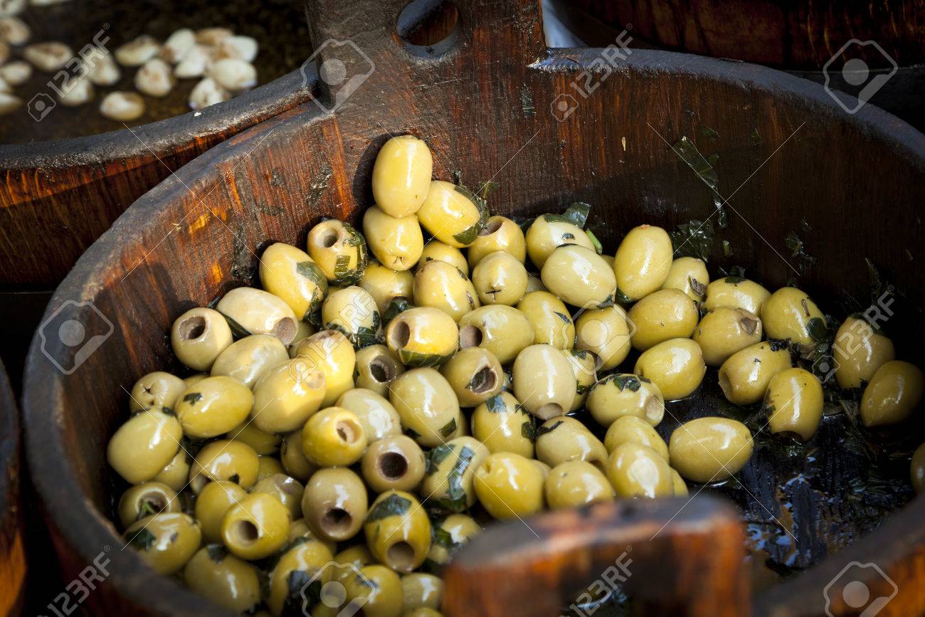 29487013-aceitunas-verdes-marinadas-en-barril-de-madera.jpg