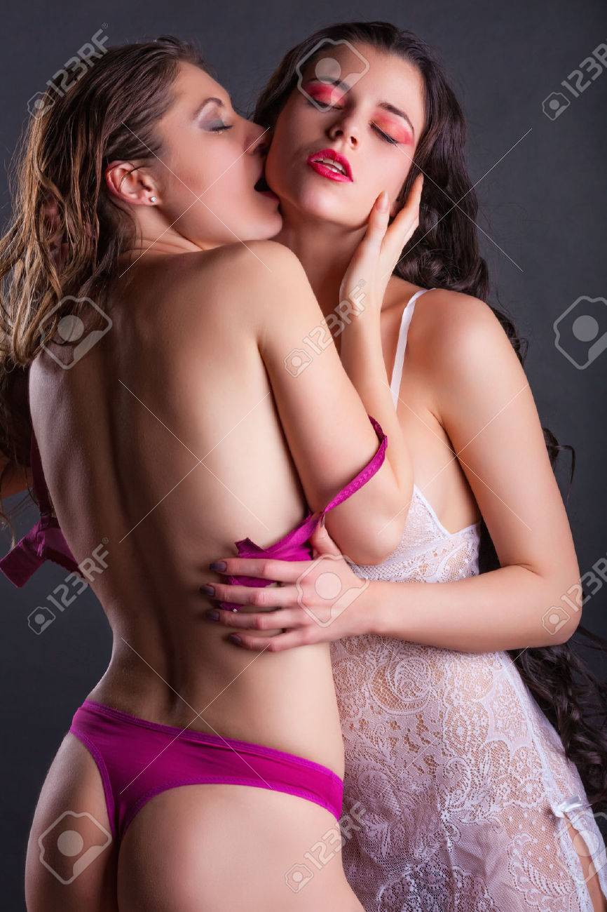 35845992-dos-hermosas-mujeres-lesbianas-sexy-en-juego-erótico-foreplay-en-oscuridad.jpg