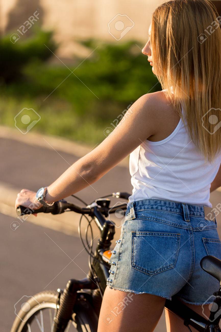 42258873-perfil-de-sexy-deportivo-hermosa-mujer-joven-en-bicicleta-en-la-calle-en-día-soleado-...jpg
