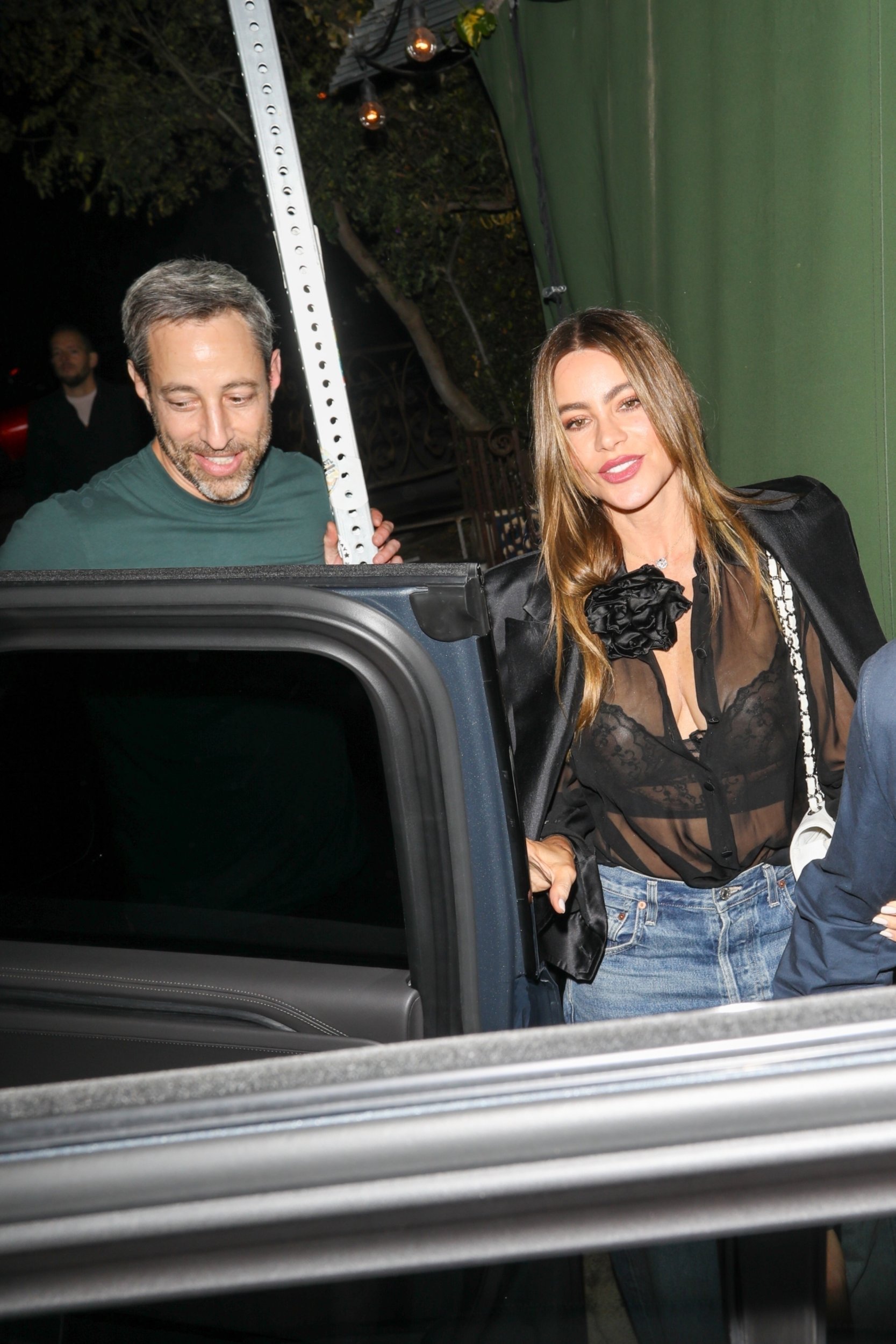 450997479_sofiavergaraseethroughlacebra351.jpg
