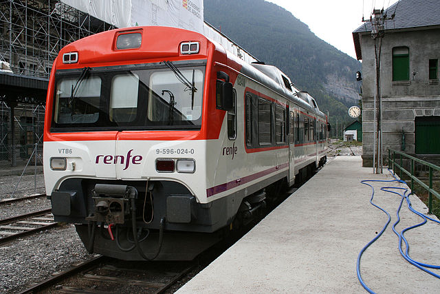 640px-596_de_Renfe_en_Canfranc.jpg