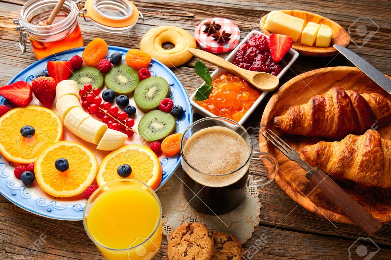 65636497-buffet-de-desayuno-continental-de-café-de-naranja-jugo-de-fruta-ensalada-de-croissant.jpg