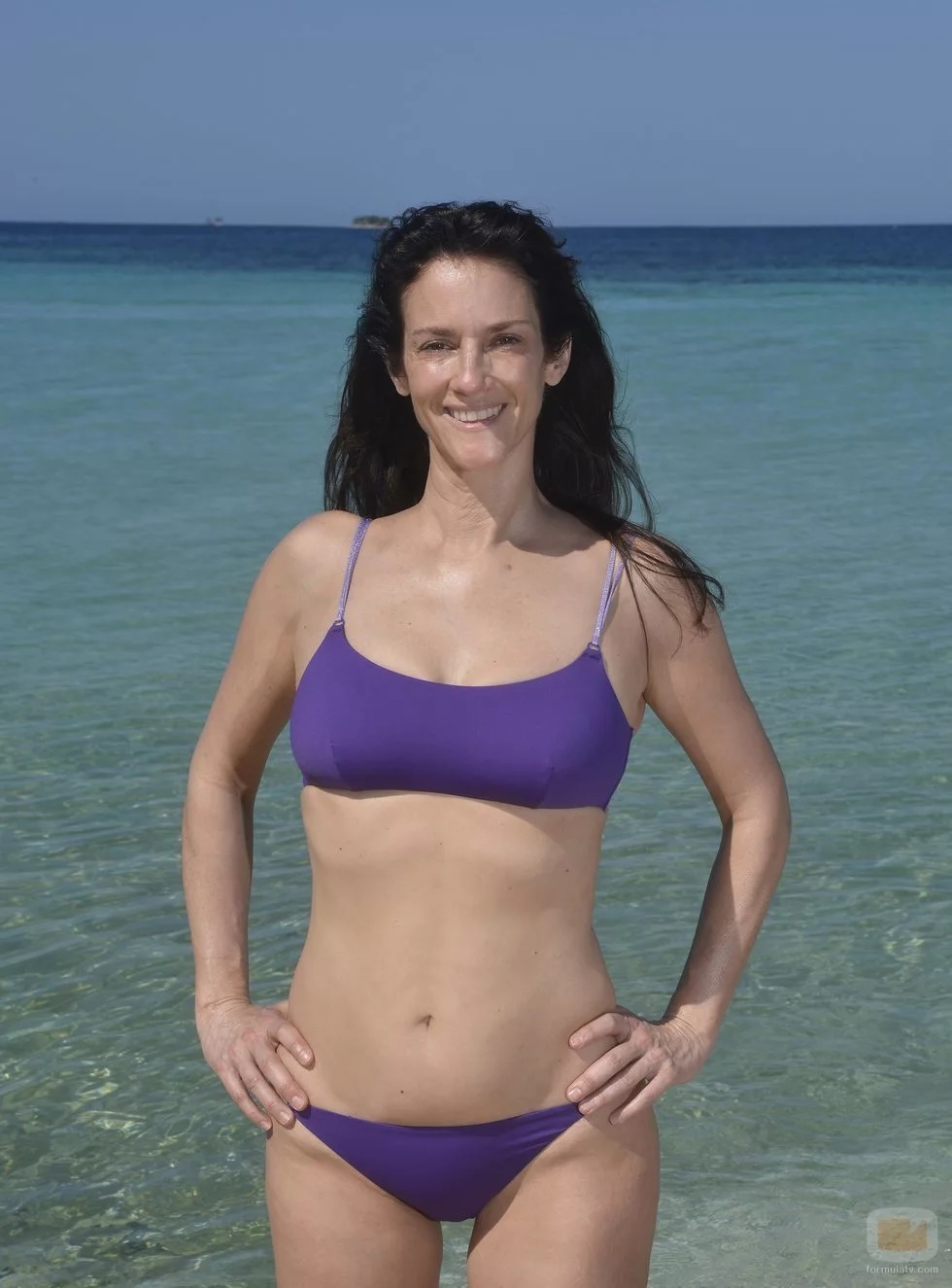 75805_elena-rodriguez-posa-banador-playa-supervivientes-2020.jpg