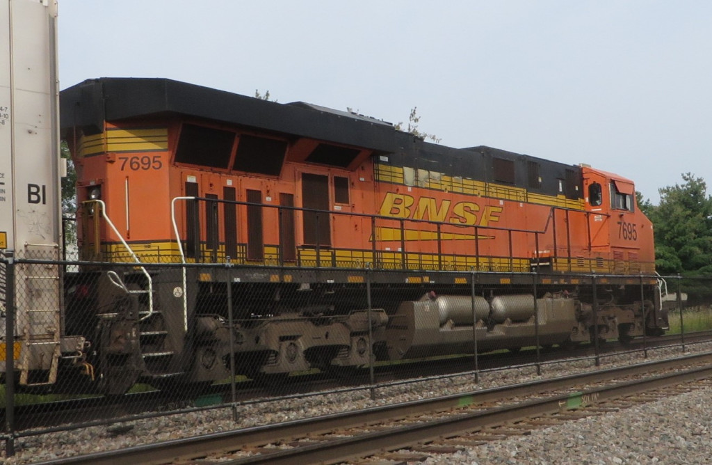 7695 tren.JPG