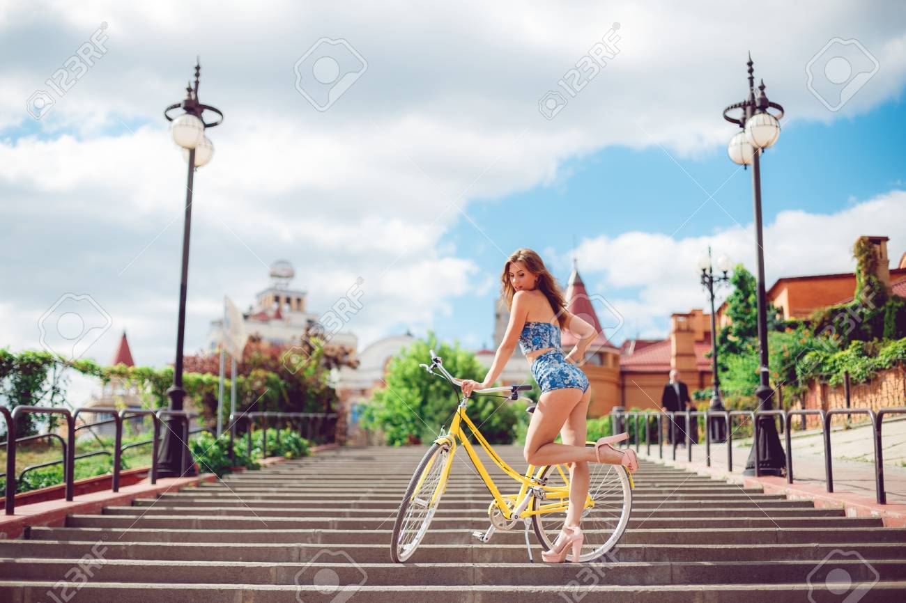 82954419-mujer-increíble-posando-junto-a-la-bicicleta-modelo-de-moda-en-ropa-sexy-modelo-sexy-...jpg
