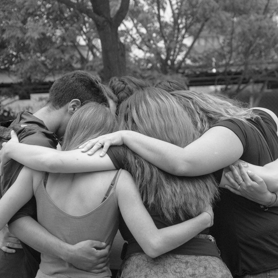 Abrazo-jovenes-mujeres-feminismo-colectivo-manifiesto.jpg