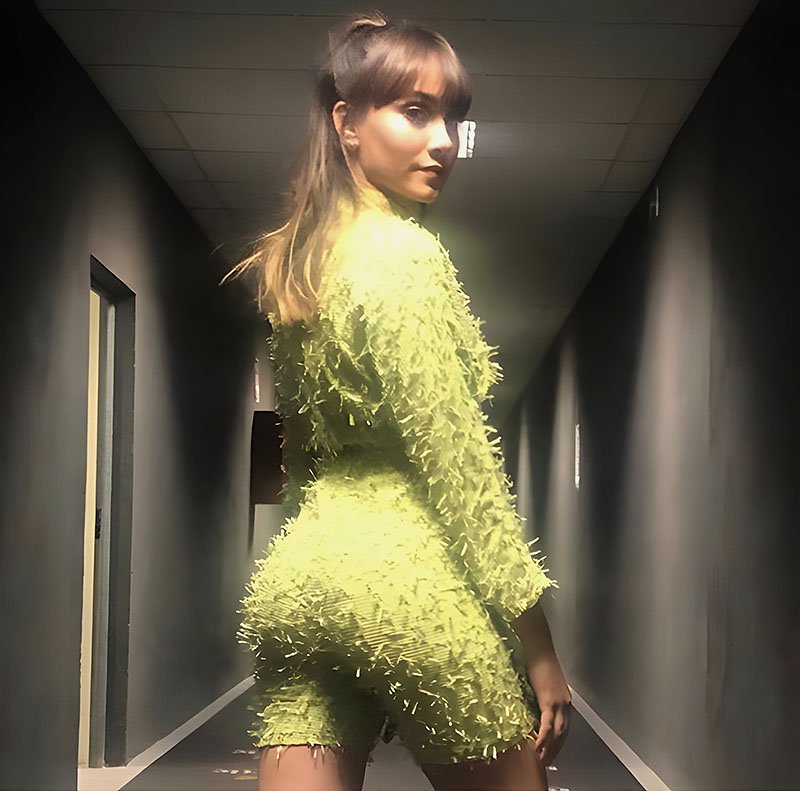 Aitana Ocaña con un conjunto color amarillo de la diseñadora María Simun.jpg