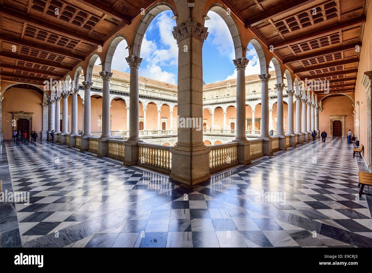 alcazar-de-toledo-espana-en-el-patio-interior-e9crj3.jpg