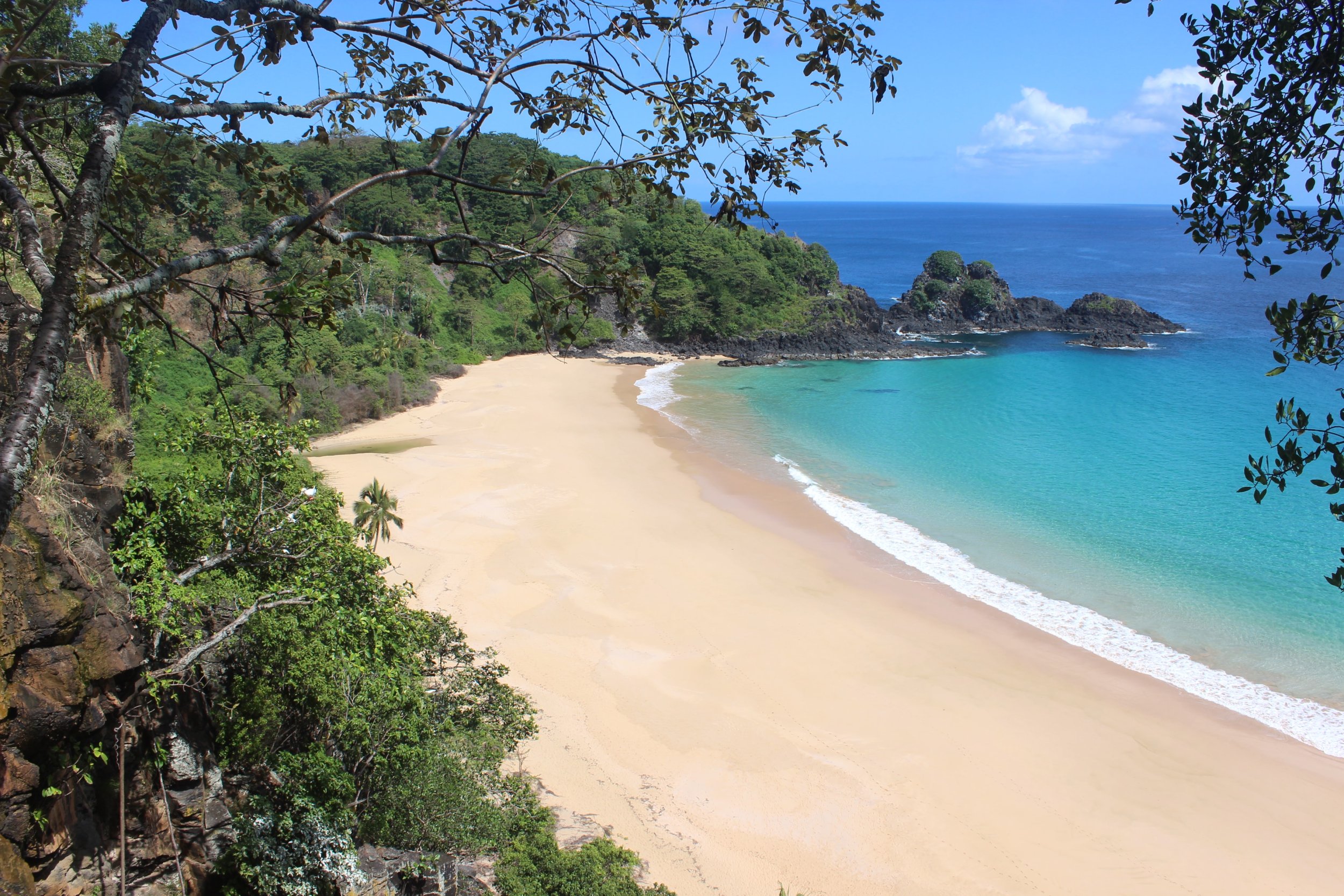 Baía_do_sancho-Fernando-de-Noronha.jpg