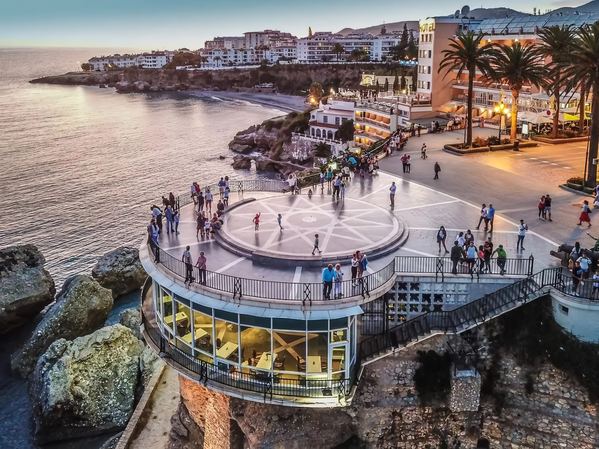 Balcón de Europa El mirador con una gran vista al mar (NERJA).jpg