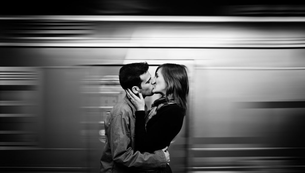 bn-pareja-beso-tren-movimiento-1021x580.jpg