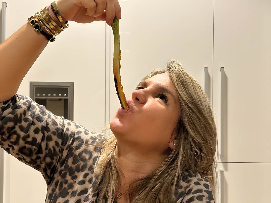 Carmen Porter chupando en la cocina.jpg