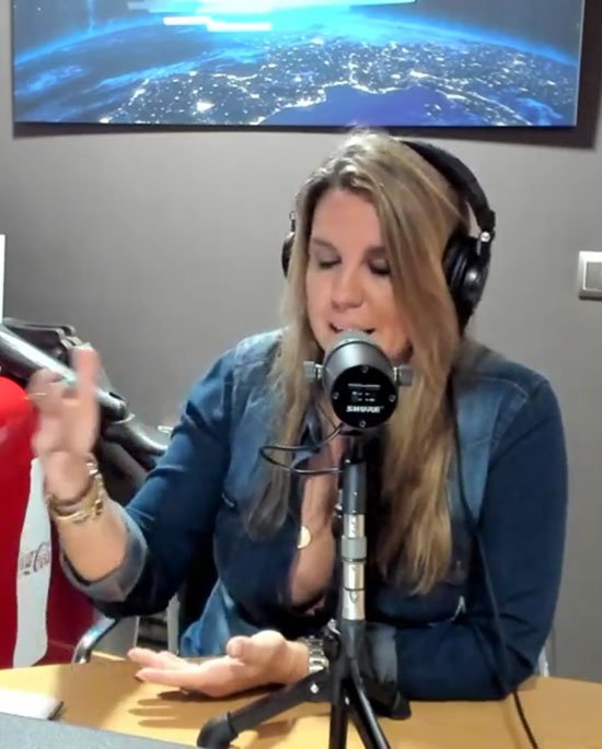 Carmen Porter enseñando una teta por descuido.jpg