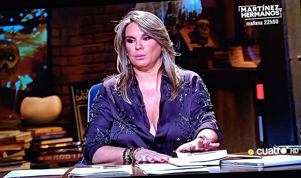 Carmen Porter sin sujetador, con botones desabrochados y casi se le sale la teta 1.jpg