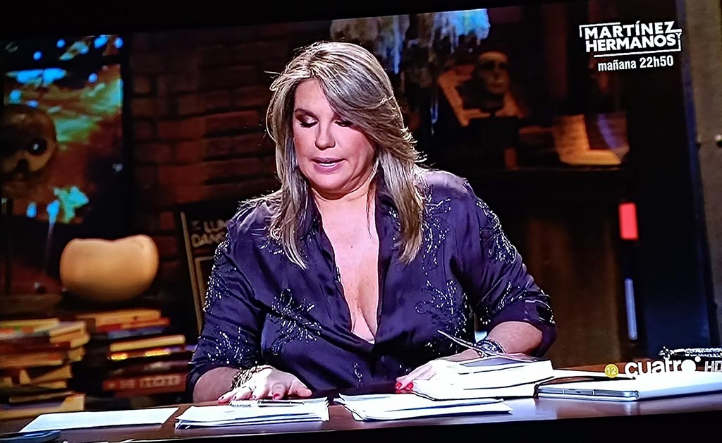 Carmen Porter sin sujetador, con botones desabrochados y casi se le sale la teta 2.jpg