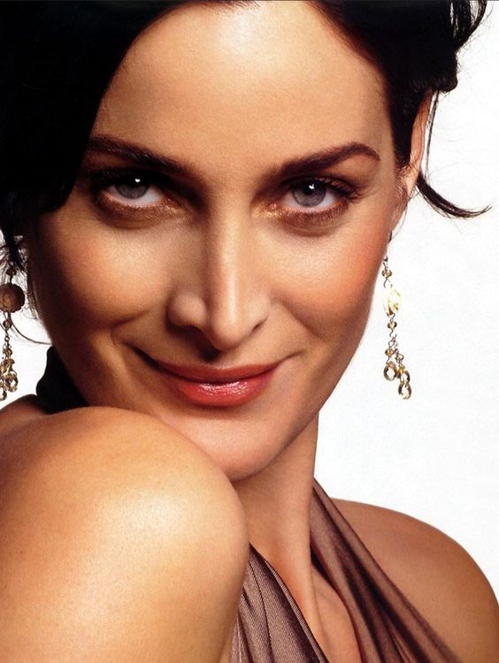 carrieannemoss.jpg