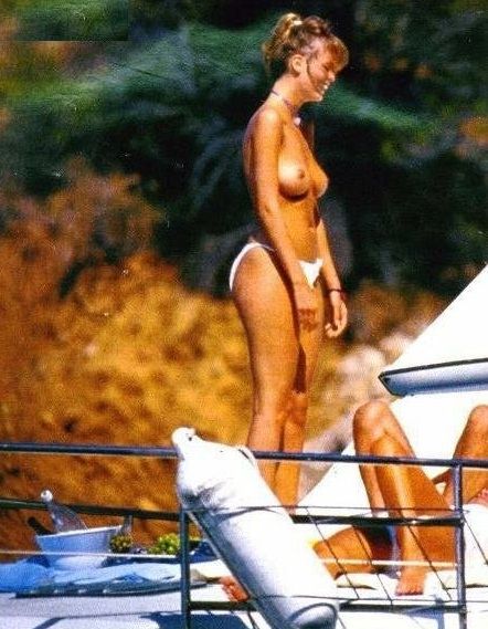 Claudia-Schiffer-yacht-topless-05.jpg