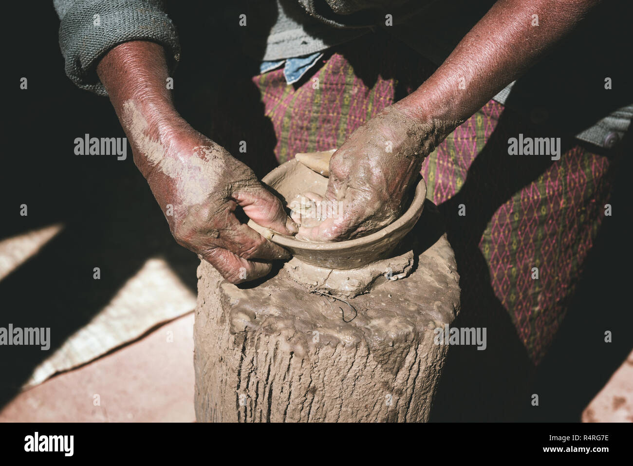 closeup-anciana-potter-manos-haciendo-el-recipiente-de-arcilla-sin-torno-de-alfarero-r4rg7e.jpg