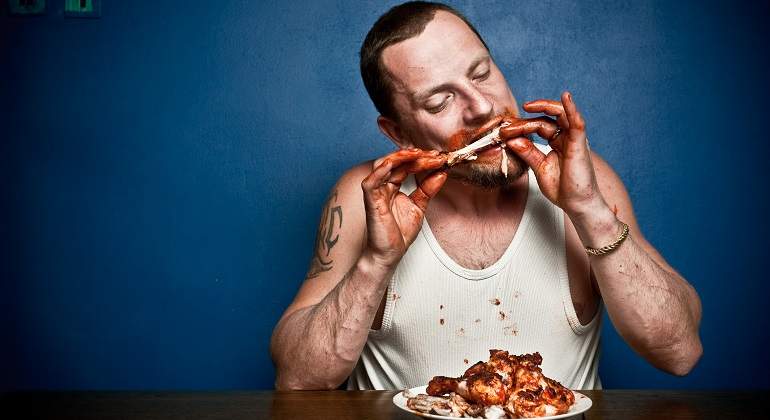 comiendo-alitas-de-pollo.jpg