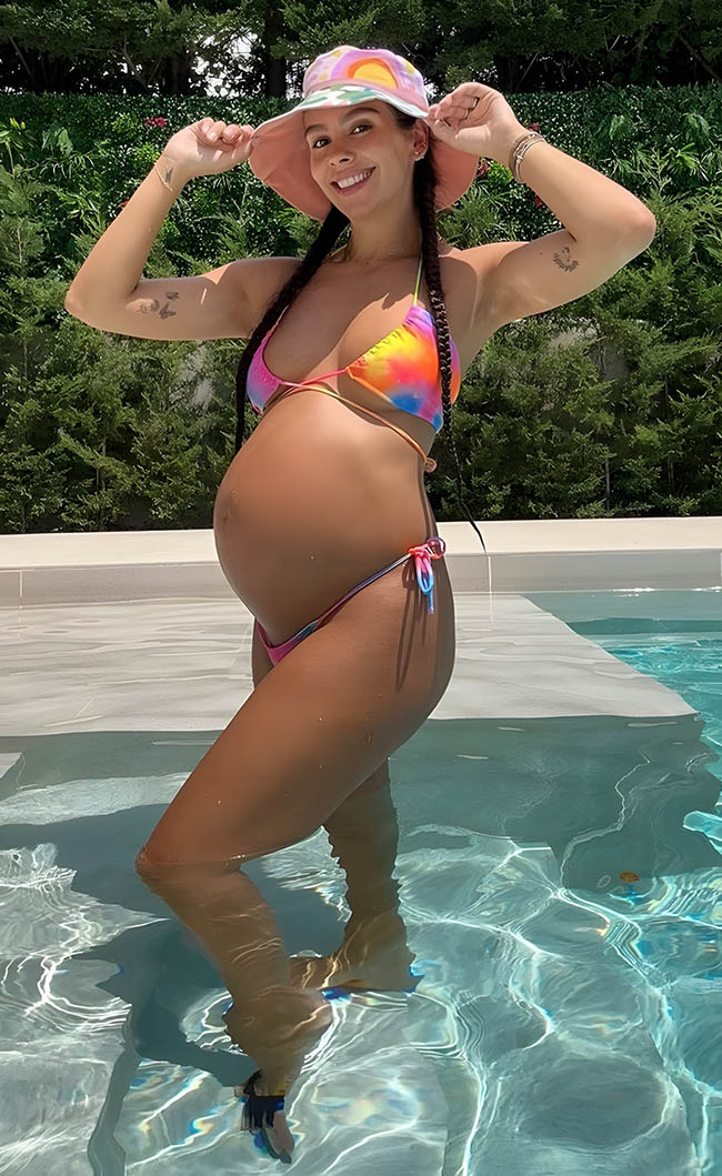 Cristina Pedroche posando embarazada en bikini en la piscina (1).jpg