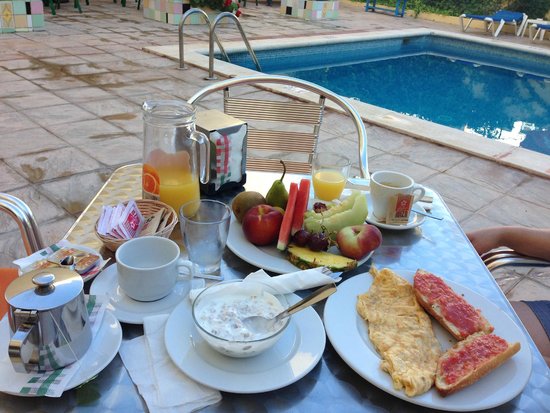 desayuno piscina.jpg desayuno piscina.jpg