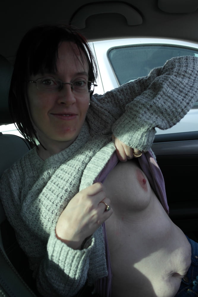 Desnuda en el coche (2).jpg