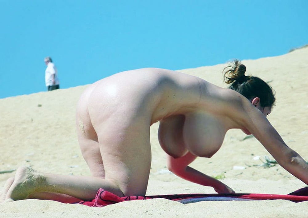 Desnuda en la playa (4).jpg