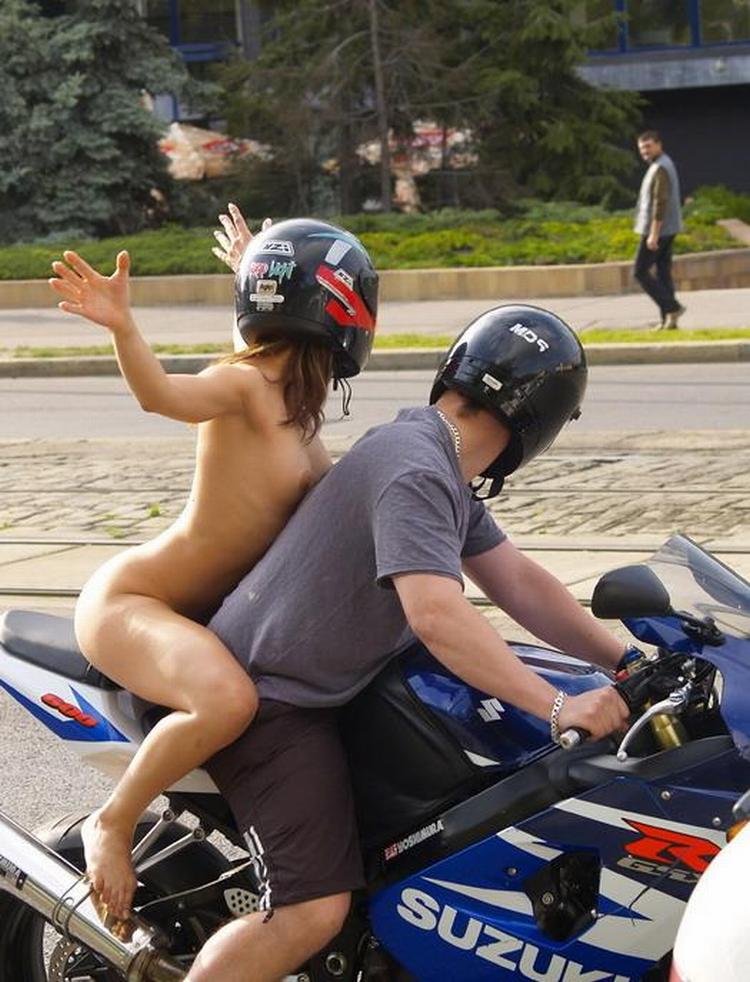 Desnuda en moto (3).jpg