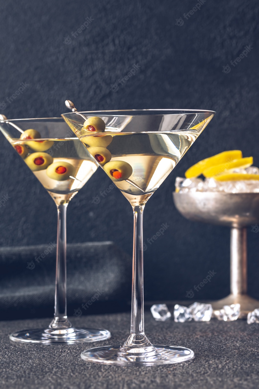 dos-copas-coctel-martini_165536-330.jpg