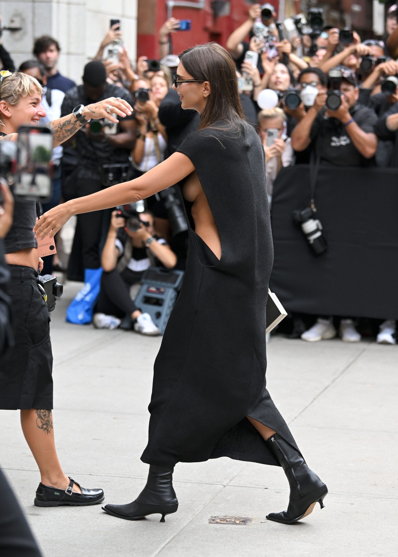emily-ratajkowski-sideboob-flash-nyfw-1.jpg