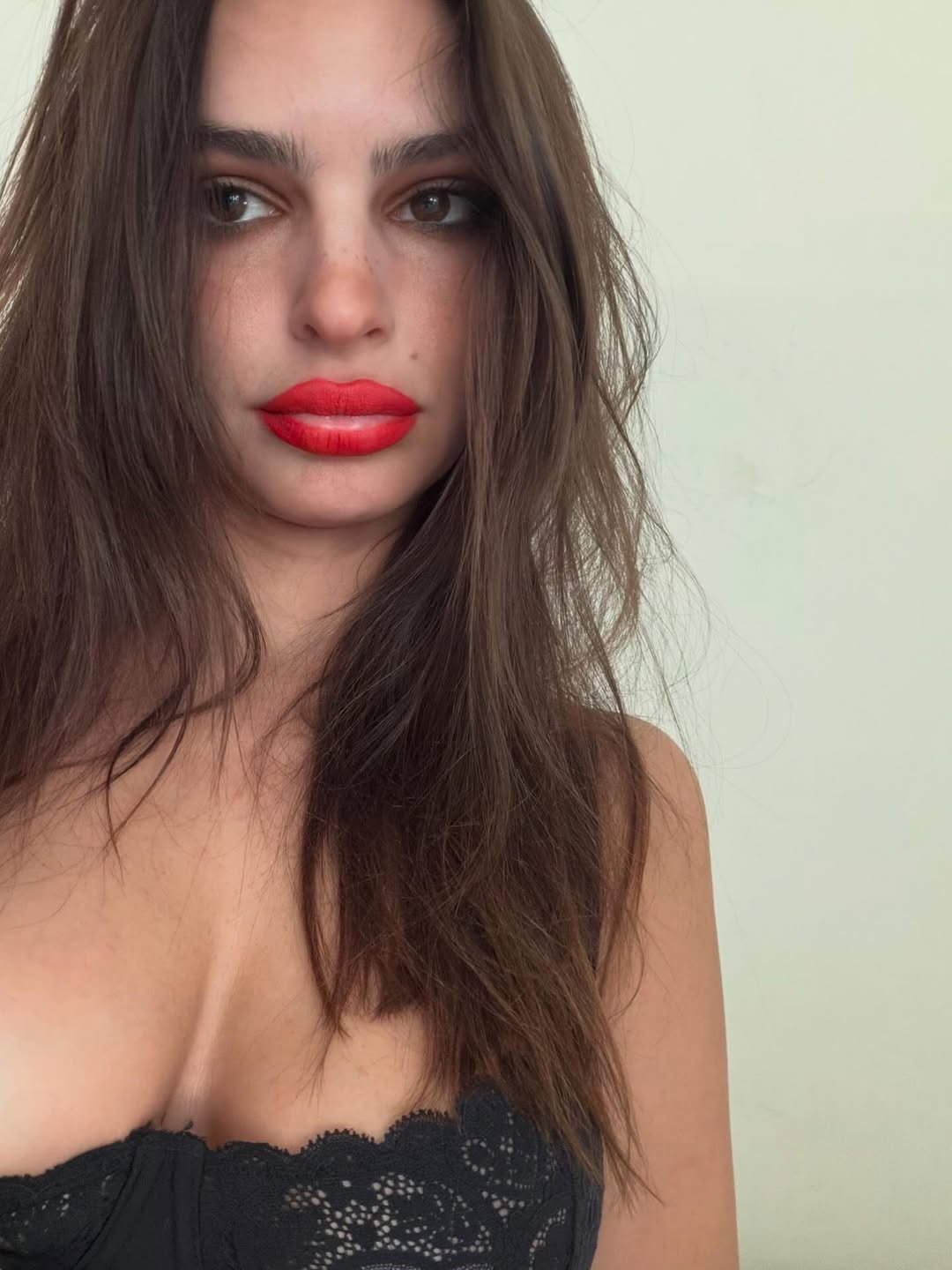 emily_ratajkowski_official__2025-12-25T194337.000Z_1.jpg