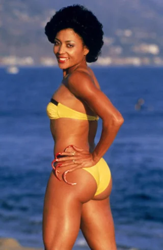 florence-flojo-griffith-joyner-at-the-beach-in-1986-with-v0-ezk5a4wbfzhe1.webp