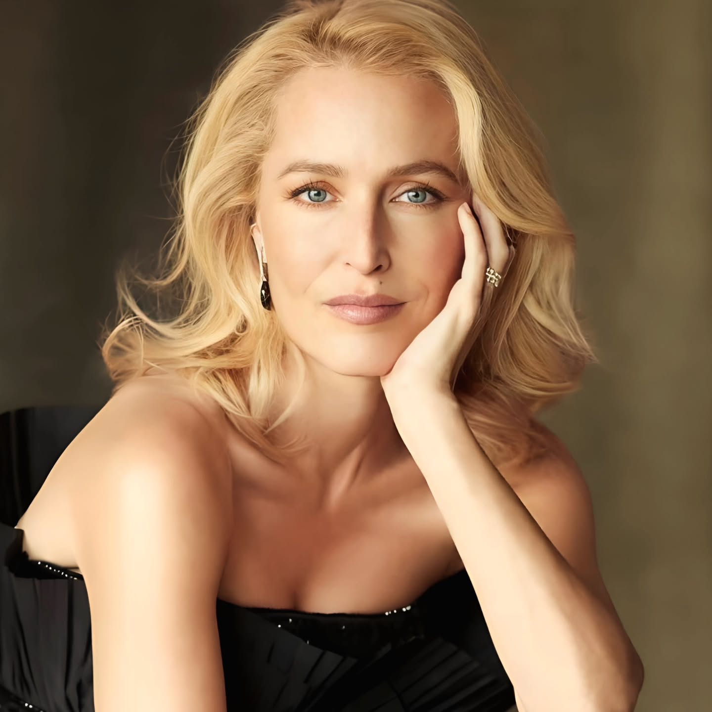 gillian_anderson_photos__2025-12-30T185925.000Z.jpg