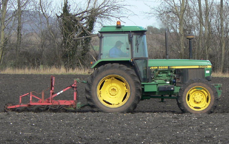 John_Deere_3350,_cultivation_work.jpg