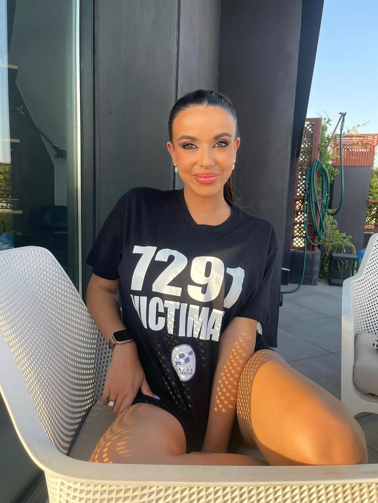 La atractiva comunicadora Sarah Santaolalla con una camiseta feminista (1).jpg