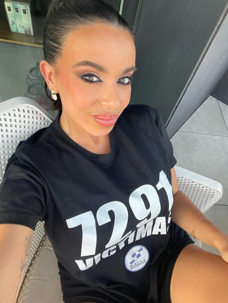 La atractiva comunicadora Sarah Santaolalla con una camiseta feminista (2).jpg