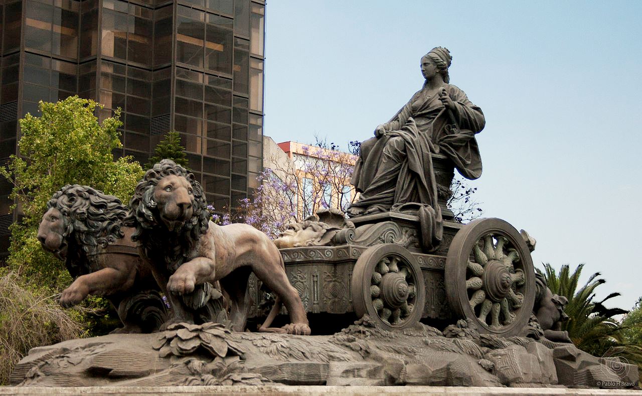 La Fuente de Cibeles ubicada en la colonia Roma en el Distrito Federal, México.jpg