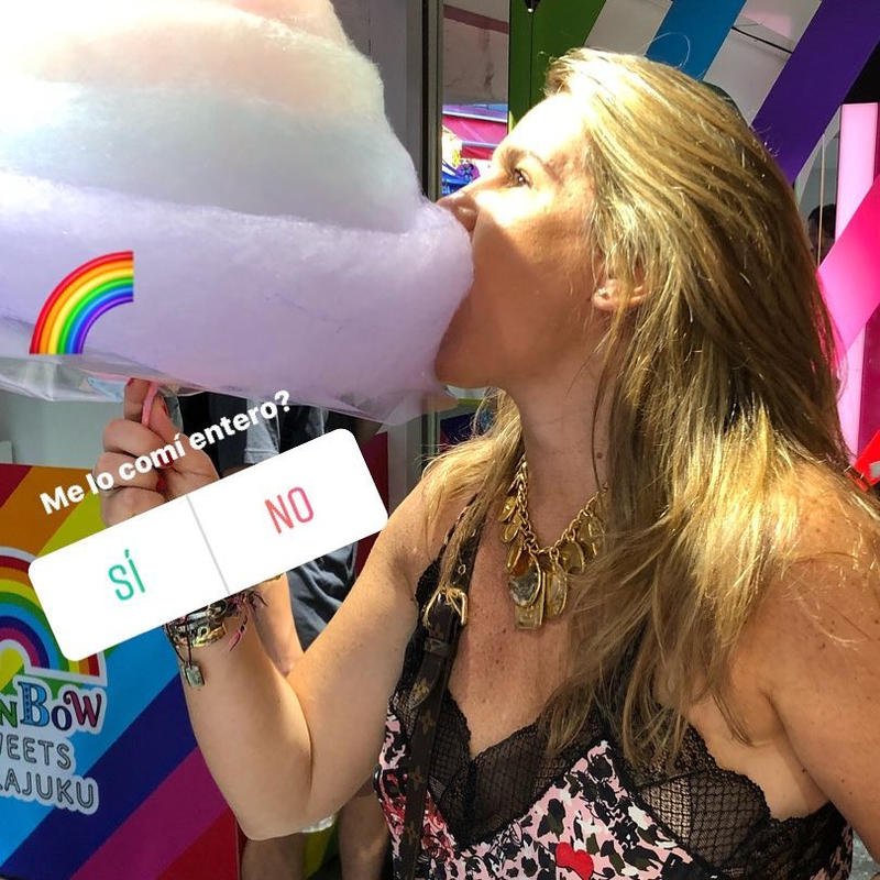La periodista Carmen Porter comiéndose un algodón de azúcar.jpg