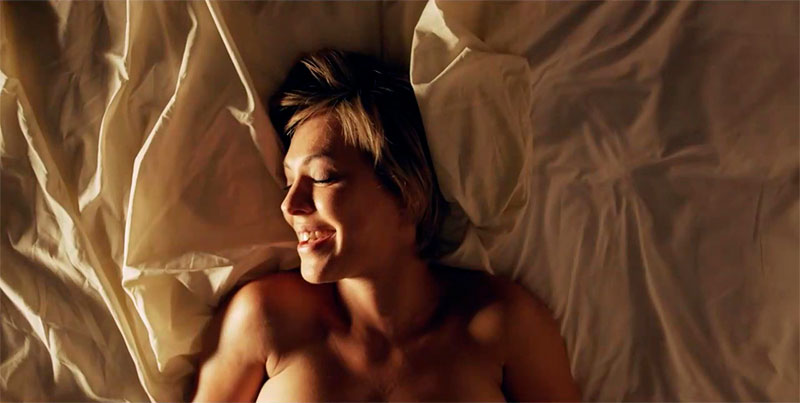 Lara-de-Miguel-escena-sexual-serie-Pequenas-Coincidencias.jpg